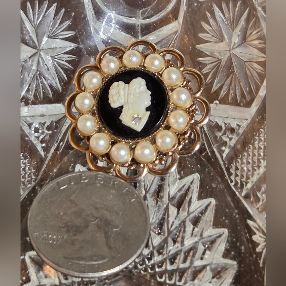Cameo Brooch with Pearls and Crystal Accents - Picture 4 of 5
